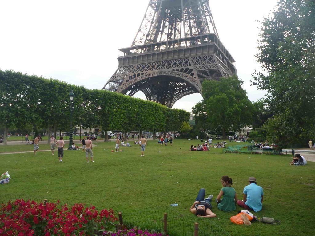 Eiffel Tower Champs De Mars Apartman Párizs Kültér fotó